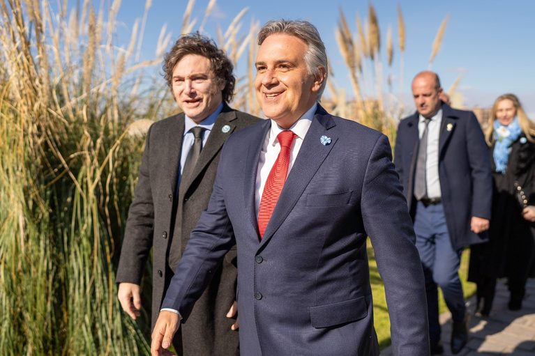 Madrugada de furia en el Congreso: Llaryora salvó a Milei y dejó a millones de endeudados a merced de los bancos