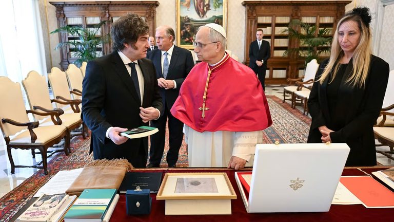 ¿Milei podría terminar colgado en Plaza de Mayo? La visita del Papa reaviva una aterradora profecía de Don Orione