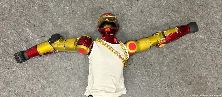 Escándalo sexual en Alemania: un robot manoseó a una adolescente y terminó secuestrado por la Policía